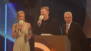 Ilka Petersen und Holger Ponik (NDR 2), Preisträger in der Kategorie "Beste Morgensendung", mit Laudator Christoph M. Ohrt auf der Bühne. © Marco Maas 