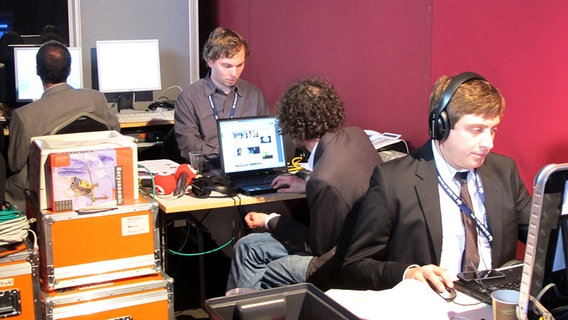 Journalisten an ihren Computerarbeitsplätzen beim Deutschen Radiopreis 2010. © Bild: NDR/Karsten Schmeer Foto: Karsten Schmeer