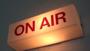 Beleuchtetes "On air"-Schild im Radiostudio © Hendrik Schwartz - Fotolia 