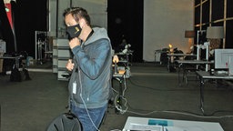 Marco Mansholt bei den Aufbauarbeiten zum Deutschen Radiopreis © NDR Foto: Janine Kühl