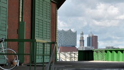 Blick vom Schuppen 52 im Hamburger Hafen auf die Elbphilharmonie und den Michel © NDR Foto: Janine Kühl